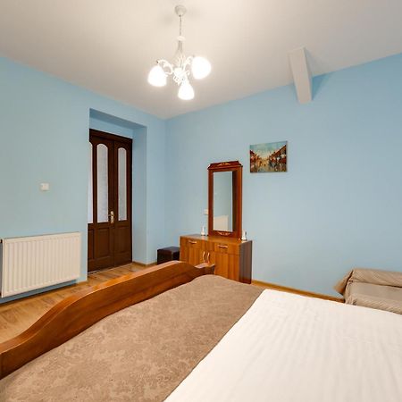 טביליסי Rustaveli Two Bedroom Apartment With 5 Star Location מראה חיצוני תמונה